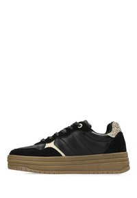 Baskets en cuir noir et daim avec semelle en caoutchouc beige, accents texturés, lacets noirs et détail de talon à motifs.