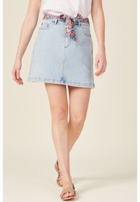 Džínsová minisukně v světle modré barvě s páskem z látky s květinovým vzorem. Má rovný střih a prošití podél lemu.