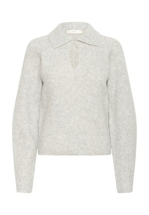 Pull gris clair en tricot avec de longues manches bouffantes, un large col et une petite ouverture en forme de goutte d'eau sous l'encolure.