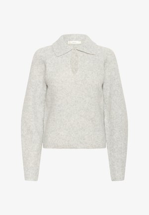 Pull gris clair en tricot avec de longues manches bouffantes, un large col et une petite ouverture en forme de goutte d'eau sous l'encolure.