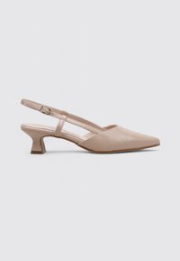 Tacones color beige tipo slingback con punta afilada, pequeño tacón curvado y correa con hebilla. Textura de cuero suave con recortes laterales.