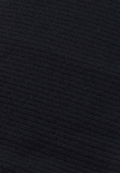 Texture de tissu côtelé noir avec motif de tissage vertical visible et aspect doux.