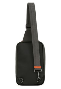 Borsa a tracolla sintetica nera con superficie testurizzata, presenta un design piatto, tracolla regolabile e un accento arancione vicino all'hardware.