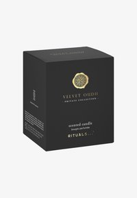 Czarna pudełkowa opakowanie na świecę zapachową Velvet Oudh, ozdobione złotym logo i napisem. Posiada gładką teksturę i minimalistyczny design.