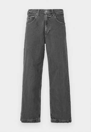 Grå denim jeans med rett benkutt, fem lommer og knappelukking. Har subtile slitasjeeffekter og en lett slitt tekstur.