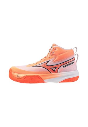 Zapatilla deportiva de caña alta en naranja y blanco con detalles en negro, suela texturizada, cordones delanteros y logotipo de la marca en el lateral y en la suela.