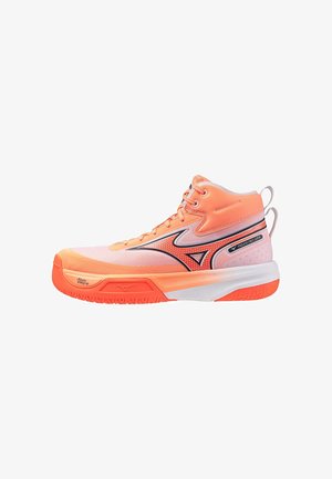 Hoher Sportschuh in Orange und Weiß mit schwarzen Akzenten, strukturierter Sohle, Schnürung vorne und Markenlogo an der Seite und Sohle.