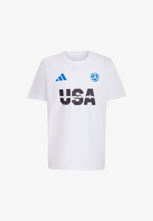 Witte katoenen T-shirt met "USA" in vette zwarte letters, blauwe accenten en een Adidas-logo op de linkerschouder. Korte mouwen ontwerp.