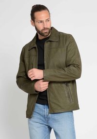 Olivgrüne Lederjacke mit Stehkragen, Frontreißverschluss und Seitentaschen. Glatte Textur mit subtilen Nähten.