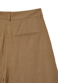 Pantalons en lin marron avec une texture lisse, coupe droite et deux poches arrière avec un liseré simple le long des bords.