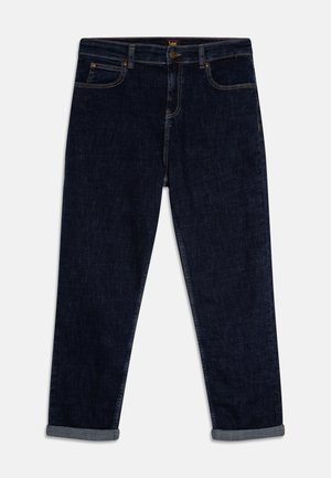 Jean en denim bleu foncé avec une coupe droite, doté d'un style classique à cinq poches et d'un ourlet retroussé. Les coutures sont contrastantes.