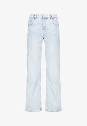 Jeans de mezclilla azul claro con un diseño de pierna ancha, que cuentan con cinco bolsillos, lazos para cinturón y un desgaste sutil en toda la prenda.