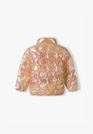 Jachetă captusită dintr-un material piersiciu iridescent. Are un guler înalt, mâneci scurte și o textură matlasată cu secțiuni rotunjite.