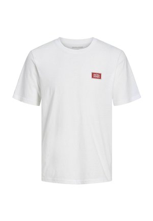 Camiseta blanca de manga corta con cuello redondo y pequeño logo rectangular rojo de "Jack & Jones" en el pecho izquierdo.