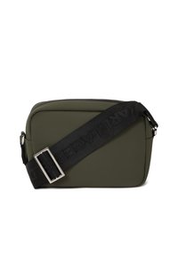 Ελαιόχρωμο ορθογώνιο τσαντάκι χιαστί, φτιαγμένο από λείο υλικό, με μαύρη ρυθμιζόμενη λωρίδα που διαθέτει λογότυπο. Διακοσμήσεις σε ασημί τόνο.