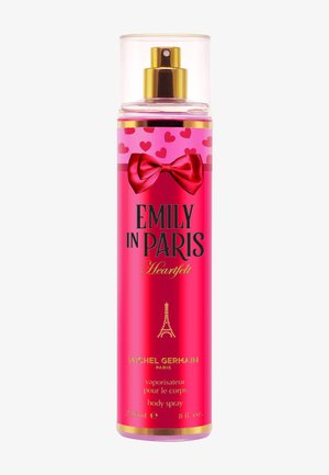 Flacon de spray corporel rouge et rose Emily in Paris avec motif de cœurs, nœud rouge, accents dorés et illustration de la Tour Eiffel.