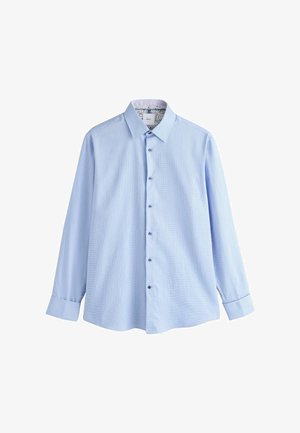 Ljusblå långärmad skjorta gjord av ett mjukt tyg. Har en spetskrage, knappar framtill och ett subtilt mönstrat inre foder.
