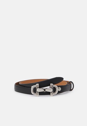 Ceinture en cuir noir enroulée avec une boucle métallique argentée composée de deux parties entrelacées en forme de crochet sur fond blanc.