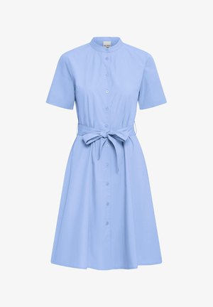 Robe bleu clair à manches courtes, boutonnée à l'avant, avec un col mandarin et une ceinture nouée à la taille, longueur au genou.