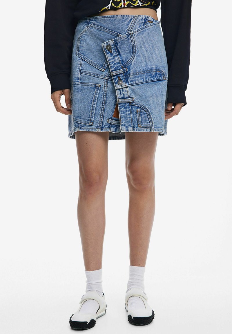 Jeansrok in lichtblauwe kleur, met een wikkelontwerp en zichtbare zakken met stiksels. Afgewerkt met een drukknoopsluiting.