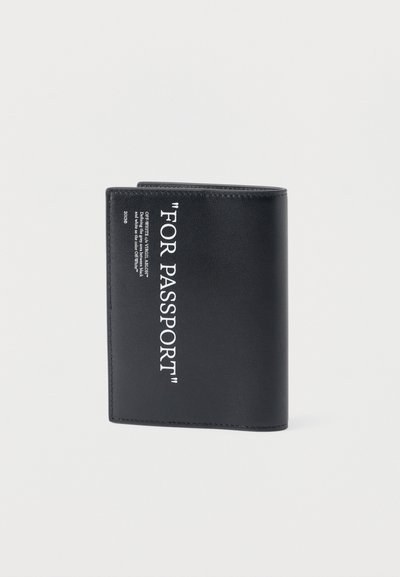 Μαύρη δερμάτινη θήκη διαβατηρίου με λευκό κείμενο "FOR PASSPORT" και πληροφορίες για την εμπορική μάρκα τυπωμένες στην μπροστινή πλευρά.