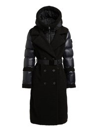 Fekete, kéttónusú, testhez simuló kabát műszőrmés testtel és fényes, steppelt ujjakkal. Magas, állítható kapucnival és övvel ellátva.