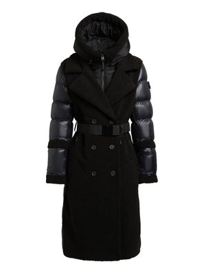 Zwarte jas met twee texturen, voorzien van een getailleerd ontwerp, een body van nepbont en glanzende puffy mouwen. Uitgerust met een hoge, verstelbare capuchon en een riem.