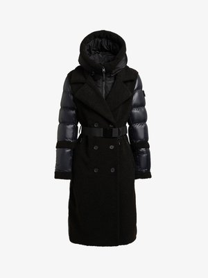Zwarte jas met twee texturen, voorzien van een getailleerd ontwerp, een body van nepbont en glanzende puffy mouwen. Uitgerust met een hoge, verstelbare capuchon en een riem.