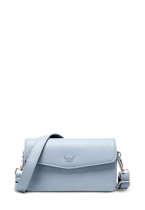 Světlomodrá kožená crossbody kabelka s klopovým uzávěrem, stříbrnými detaily a nastavitelným popruhem. Hladký povrch s jemným logem.