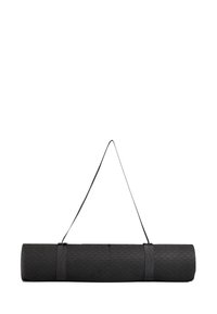 Svart yogamatta rullad, med en texturerad yta i diamantmönster och säkrad med svarta remmar för enkel bärning.