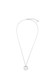 Collana d'argento con una delicata catena e un pendente circolare caratterizzato da un design ad cuore intrecciato, impreziosito da piccoli cristalli.