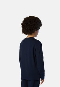 Camisa de manga larga en algodón suave de color marino, con escote redondo y corte holgado, que presenta una textura suave y un mínimo detalle de costuras.