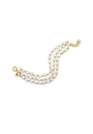 Bracelet multi-brins en or avec des perles blanches et des perles en or, doté d'un fermoir à bascule et d'une chaîne supplémentaire pour un ajustement de la longueur.