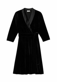 Musta samettinen kietaisumekko, jossa on lyhyet hihat, satiininen kauluskäänne, vyötärönauha ja levenevä helma, sileä tekstuuri ja syvä väri.