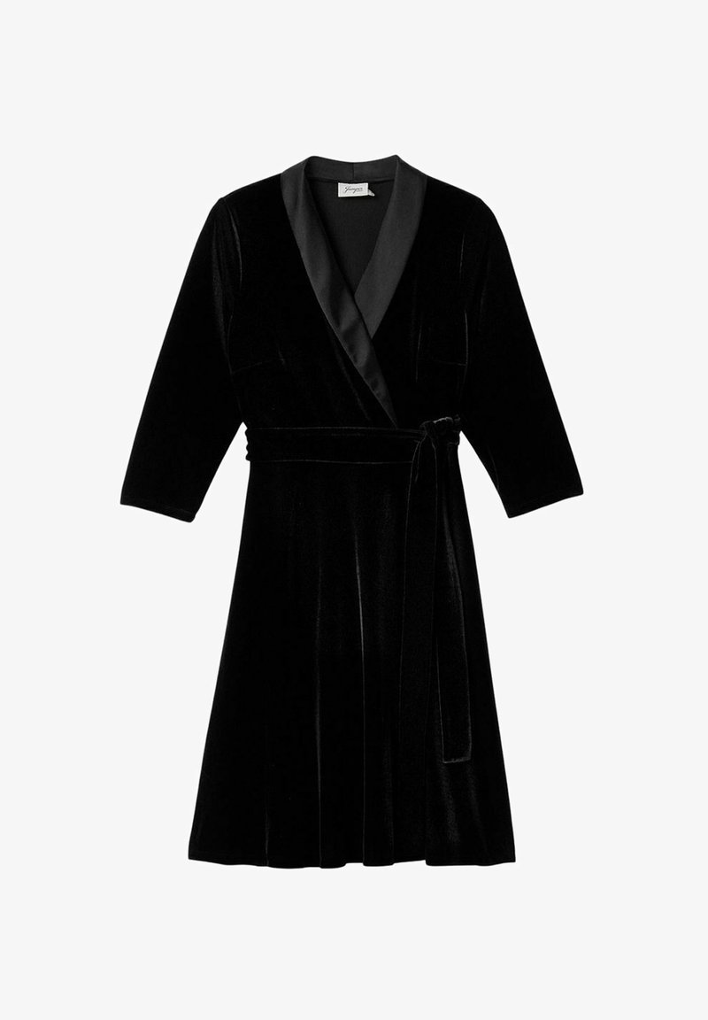 Musta samettinen kietaisumekko, jossa on lyhyet hihat, satiininen kauluskäänne, vyötärönauha ja levenevä helma, sileä tekstuuri ja syvä väri.