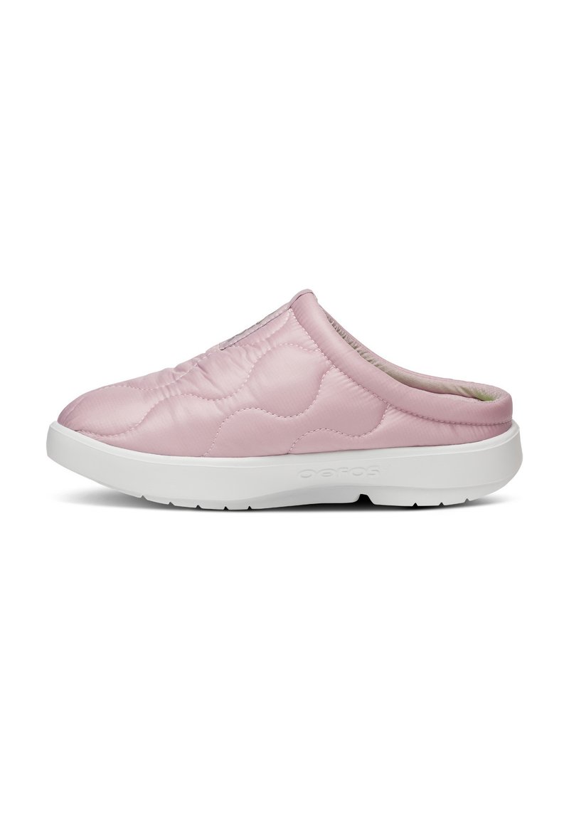 Mule rosa trapuntato, con punta arrotondata e texture morbida. Presenta una suola in gomma bianca e una sottile fodera interna per il comfort.