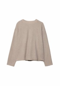 Beige långärmad stickad tröja med rundad halsringning, avslappnad passform och ribbad krage, visad på en vit bakgrund.