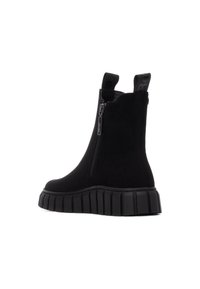 Stivaletti neri realizzati in morbido suede, con cerniera laterale, linguette per un facile indossamento e una suola in gomma spessa e rigata.