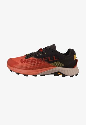 Trailrunning-Schuh mit einem Obermaterial aus rotem und schwarzem Mesh, verstärkter Zehenkappe, schwarzer Außensohle und Vibram-Akzenten. Verfügt über gelbe Details und Logo.