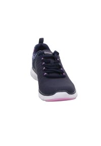 Scarpa sportiva navy con tomaia in rete, dettagli rosa, chiusura con lacci, colletto imbottito e suola in gomma bianca con particolari rosa.