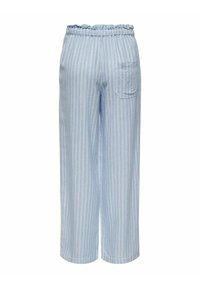 Lichtblauwe, gestreepte broek met een gerimpelde elastische tailleband, wijde pijpen en een enkele achterzak. De stof lijkt zacht en ademend te zijn.