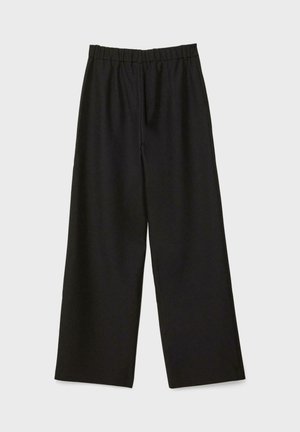 Schwarze weit geschnittene Hose mit elastischem Bund, flach auf einem hellen Hintergrund präsentiert.