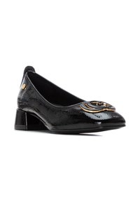 Bailarinas de charol negro con punta afilada, tacón bajo y un acento de logo dorado en la parte frontal. Textura suave con un acabado brillante.