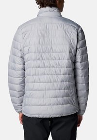Hellgraue Steppjacke mit horizontalem Steppmuster, hohem Kragen und elastischen Bündchen. Weiches, glattes Material mit lockerer Passform.