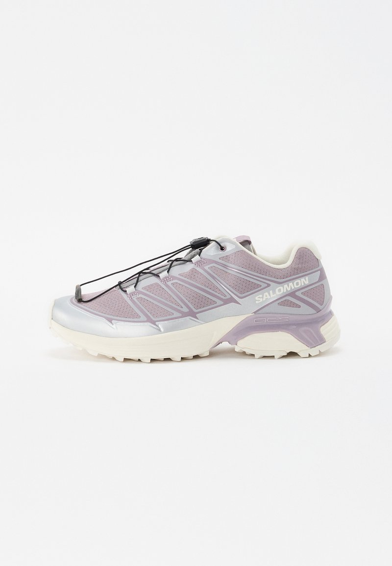 Trailrunning-Schuh mit einem leichten Mesh-Obermaterial in Helllila und grauen Akzenten, einer schützenden Zehenkappe und einer strukturierten Sohle für Grip.