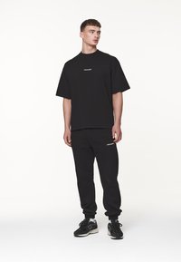 Pegador LOGO BOXY TEE - Jednoduché tričko - washed black/white gum