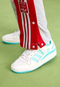 FORUM LOW - Trainers - cloud white/semi flash aqua/easy mint