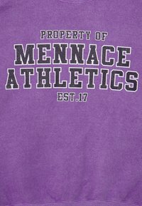 Violetti collegepaita, jossa rohkeat mustavalkoiset tekstit: "PROPERTY OF MENNACE ATHLETICS EST. 17". Pehmeä kangas, jossa hieman teksturoitu pinta.