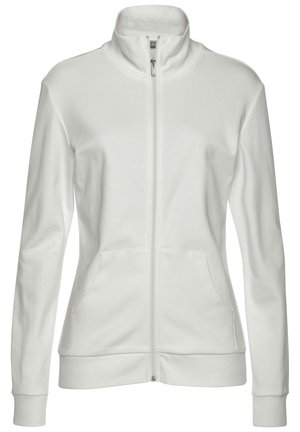 Chaqueta blanca con cremallera completa, cuello alto, mangas largas, bolsillos delanteros y puños y dobladillo acanalados, mostrada sobre un fondo liso.