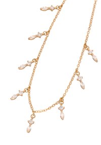 Guldtonet halskæde med en delikat kæde, der prydes af dråbeformede ædelsten og små diamanlignende accenter, elegant fordelt langs længden.